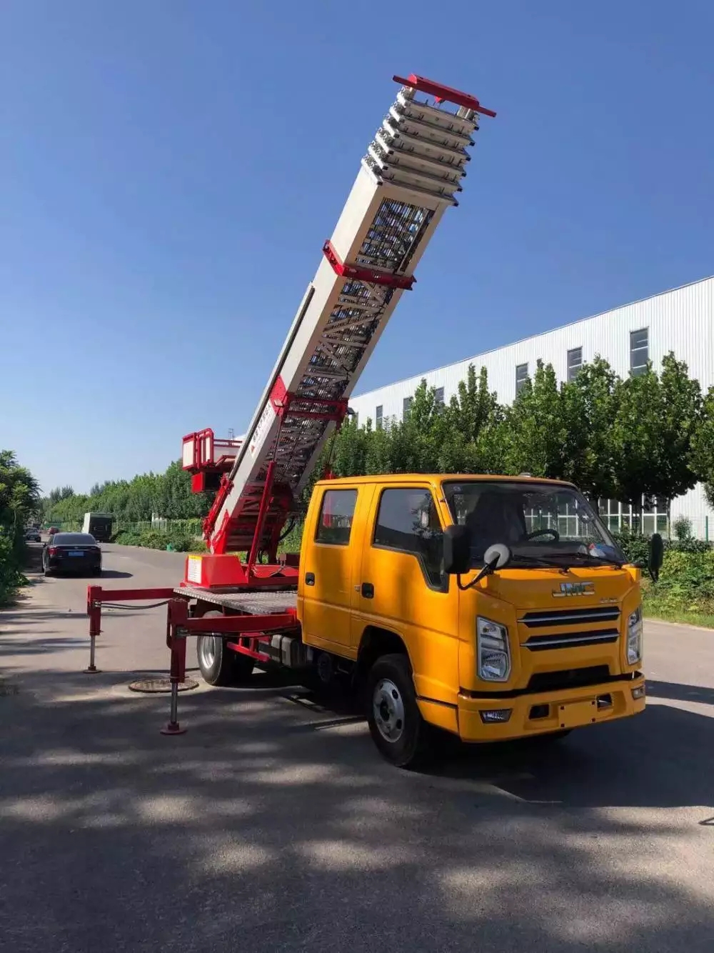 晴隆附近的云梯车出租服务：轻松解决高空作业需求